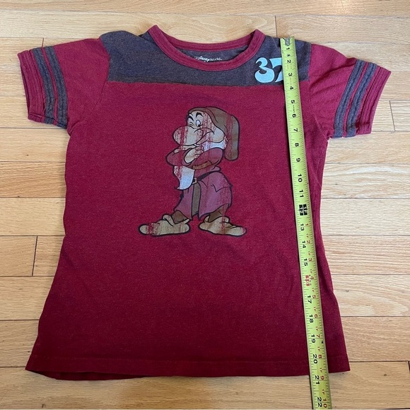 Disney World Short Sleeve T-shirt with Vintage Graphic Dwarf. Small - Picture 5 of 7